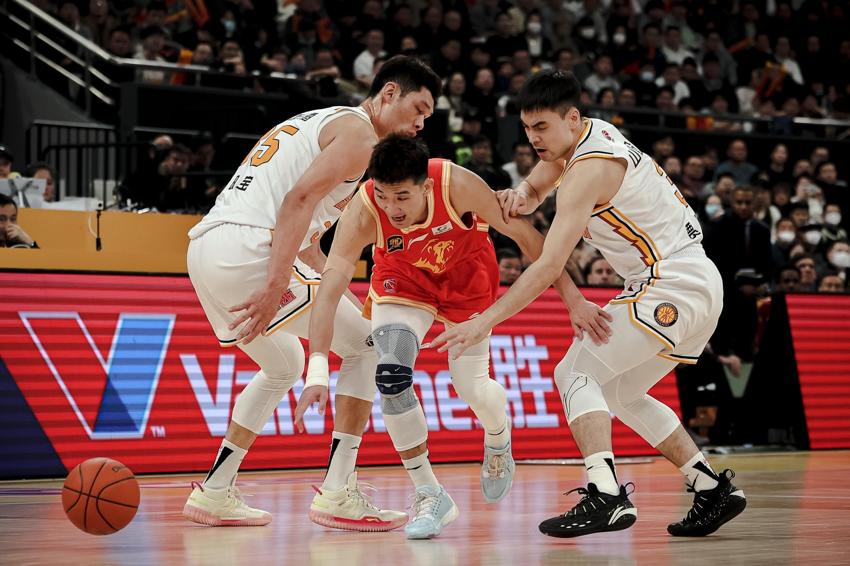 芒果体育官网-离谱！马德里竞技集结日手感冰凉上海海港队长鼓劲备战CBA常规赛，浓眉哥连续三场比赛得分超过战术调整的简单介绍